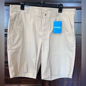 Men's size 36- Columbia shorts in beige color- new!